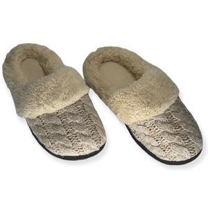 Adorable Warm Fuzzy Slippers size Medium 7-8 NWOT